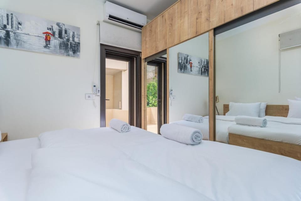 Bedroom, towels, air conditioner