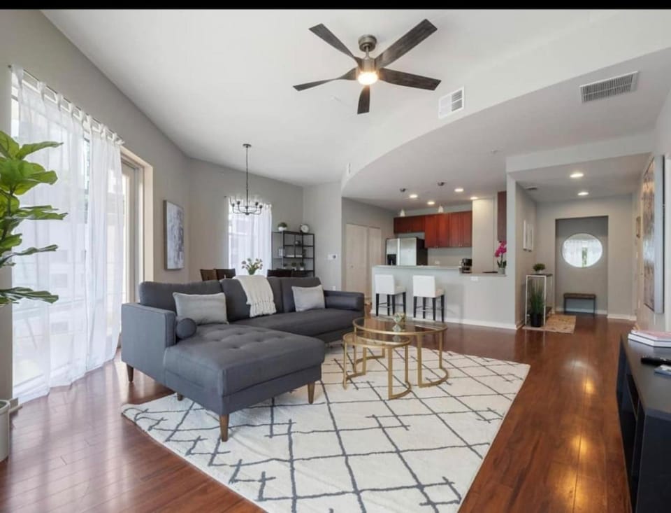 Extra Large 1 Bdrm Condo & Gym Apartment in Orlando