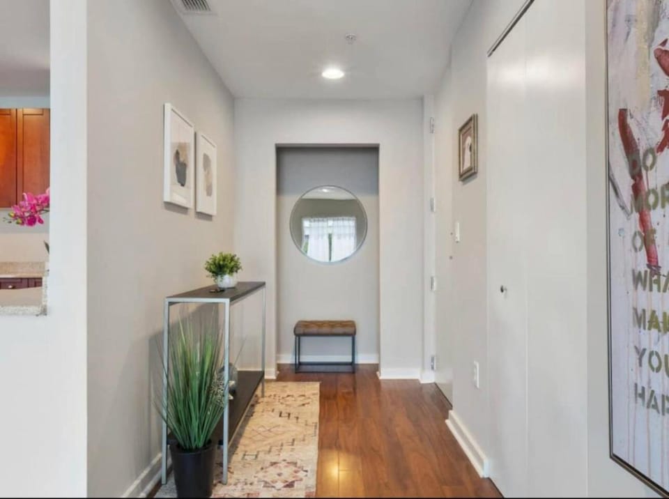 Extra Large 1 Bdrm Condo & Gym Apartment in Orlando
