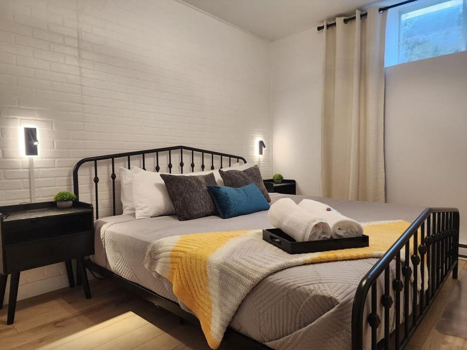 Luxury Retreat with Hot Tub - EV Chrger & Parking Apartment in Quebec City
