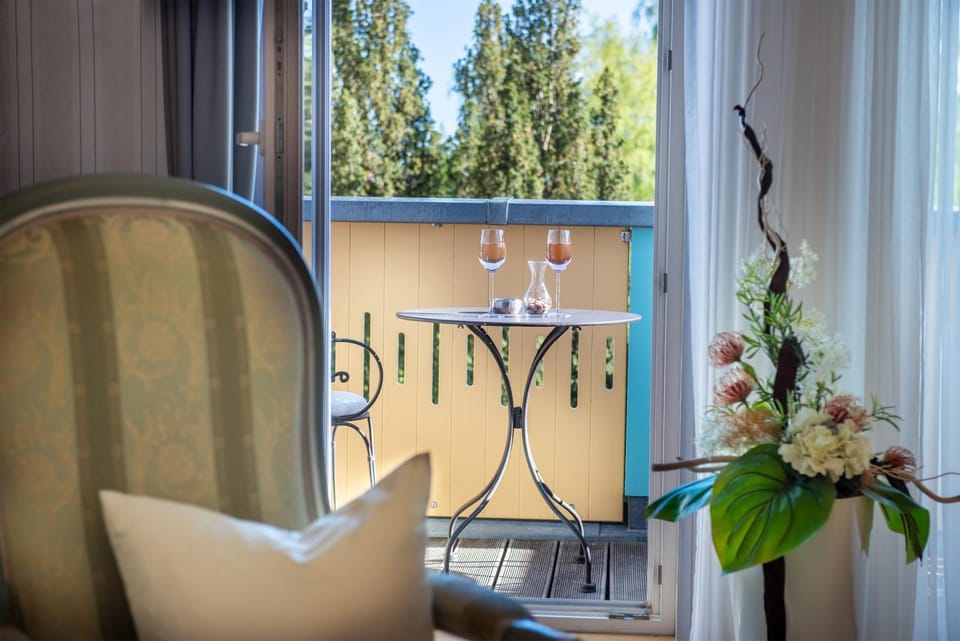 Balcony/Terrace, Street view