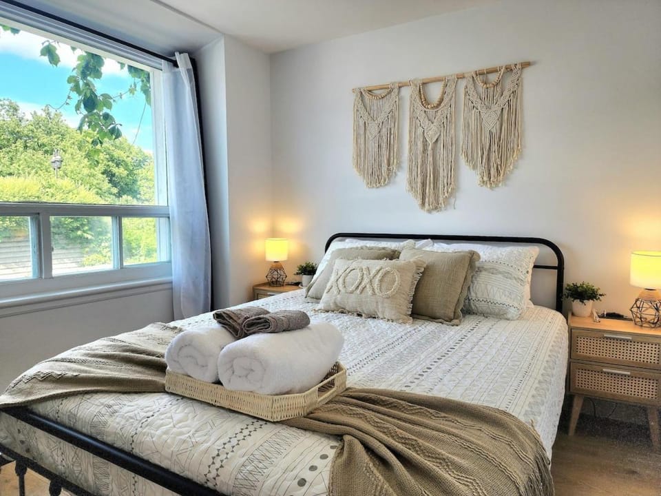 The Coziest - Hot Tub - EV Chrger & Free Parking Apartment in Quebec City
