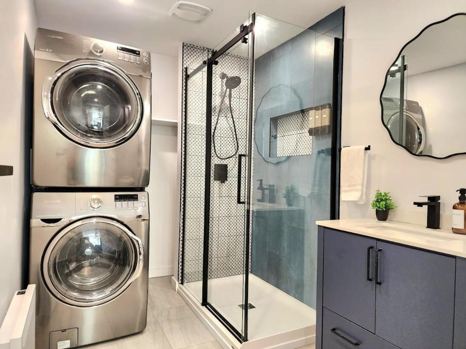 The Coziest - Hot Tub - EV Chrger & Free Parking Apartment in Quebec City