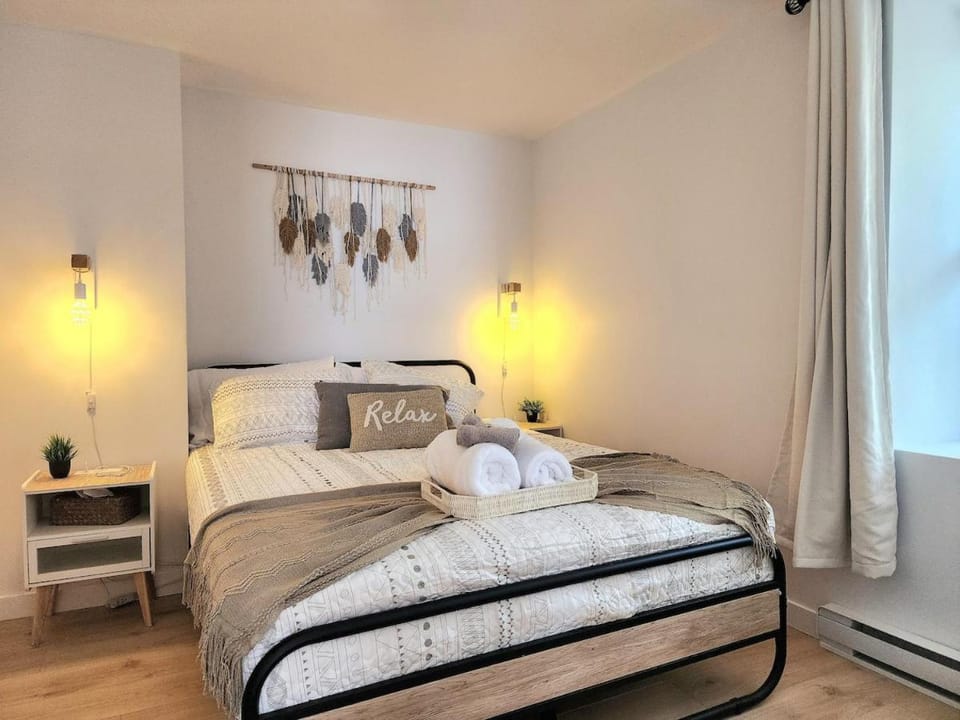 The Coziest - Hot Tub - EV Chrger & Free Parking Apartment in Quebec City