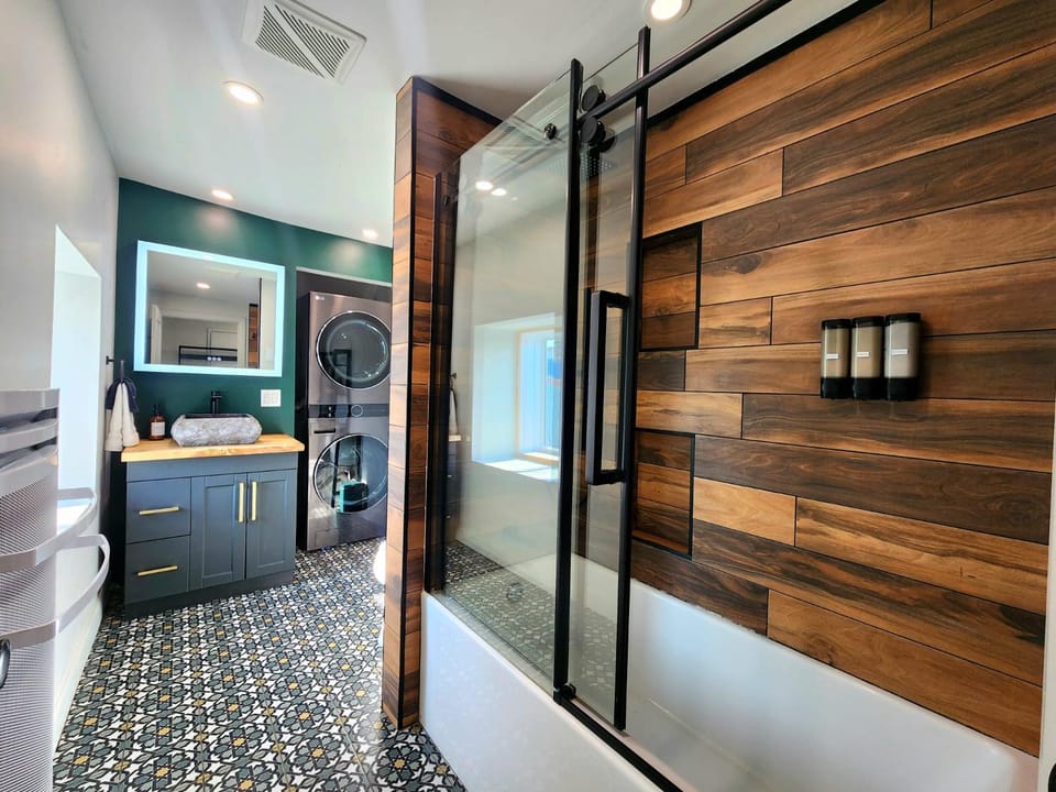 Peaceful City View - Hot Tub - 2 Parking & EV Chrger Apartment in Quebec City