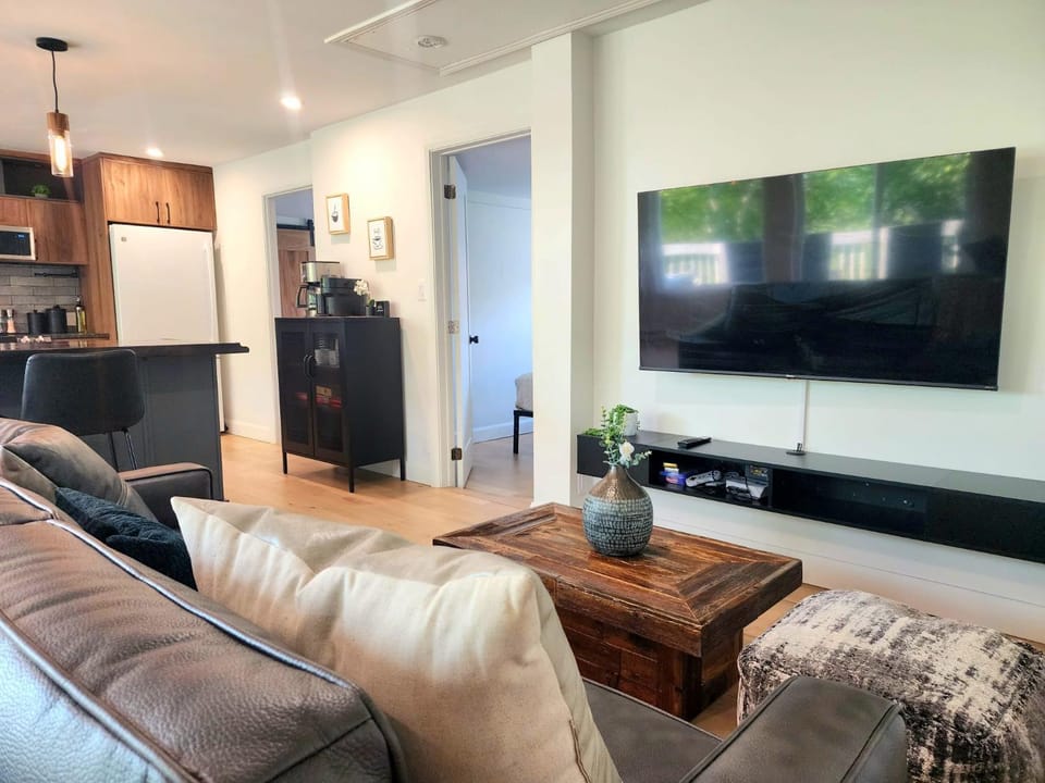 Peaceful City View - Hot Tub - 2 Parking & EV Chrger Apartment in Quebec City