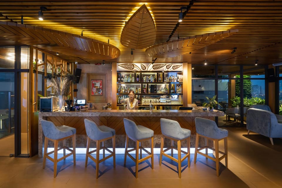 Restaurant/places to eat, Lounge or bar, Food and drinks, Seating area, Drinks