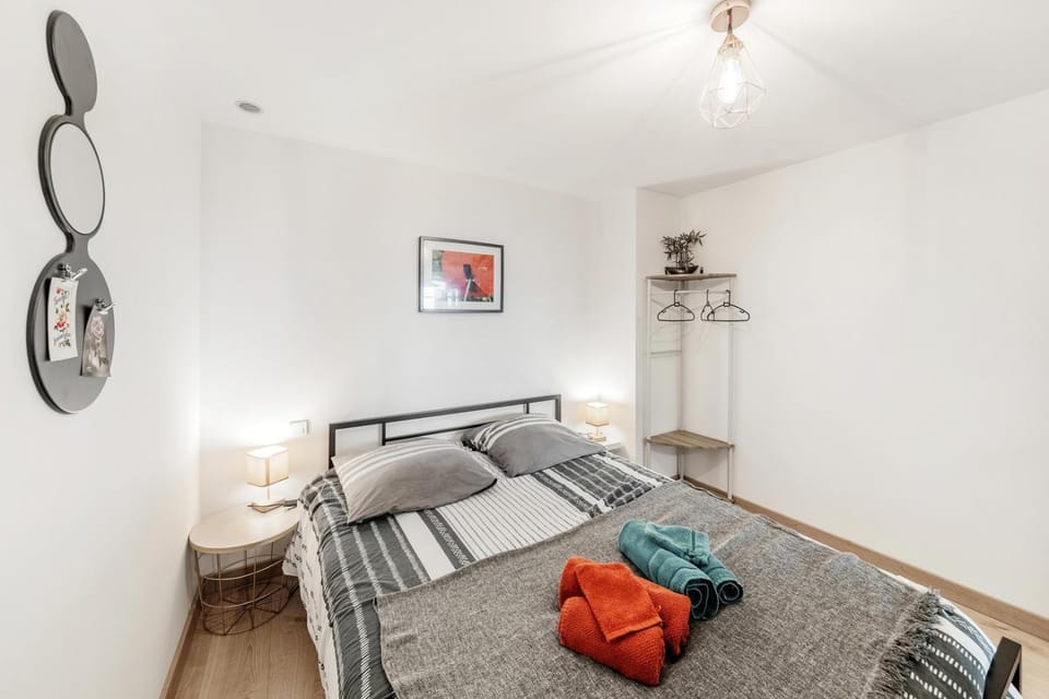 Bed, Photo of the whole room, Bedroom, towels