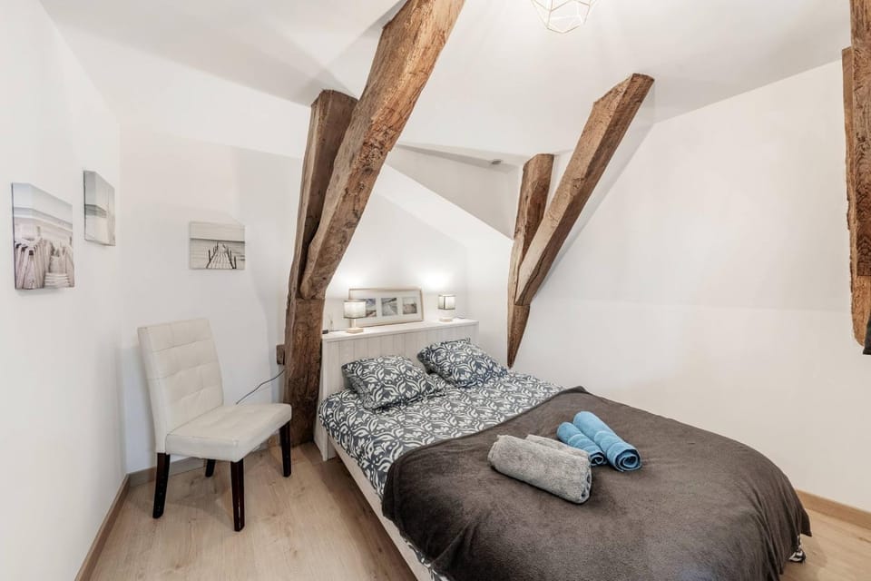 Bed, Photo of the whole room, Bedroom, towels