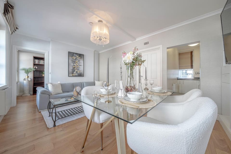 Kitchen or kitchenette, Seating area, Dining area