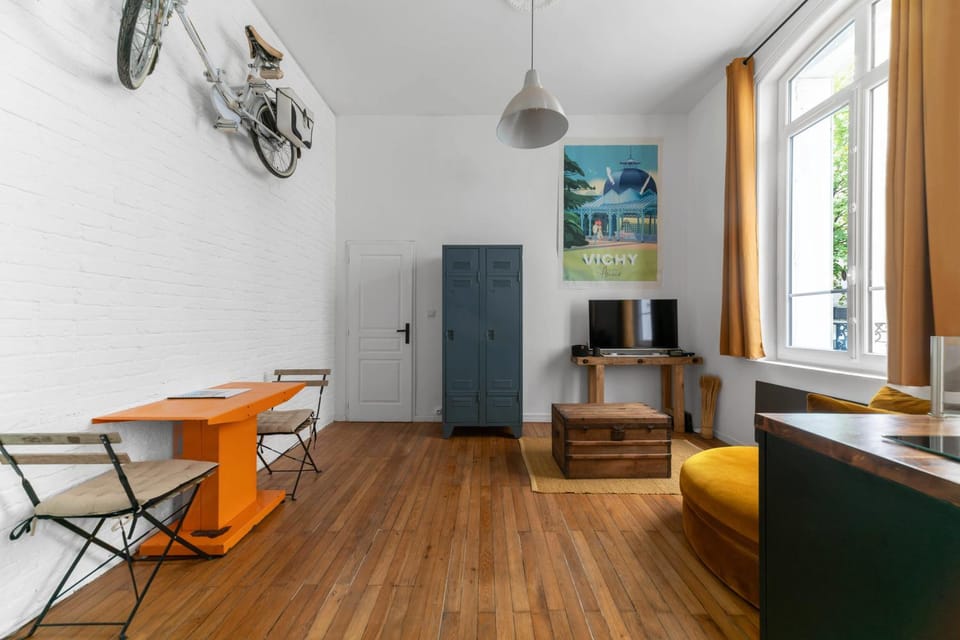 TV and multimedia, Kitchen or kitchenette, Living room, Seating area, Dining area