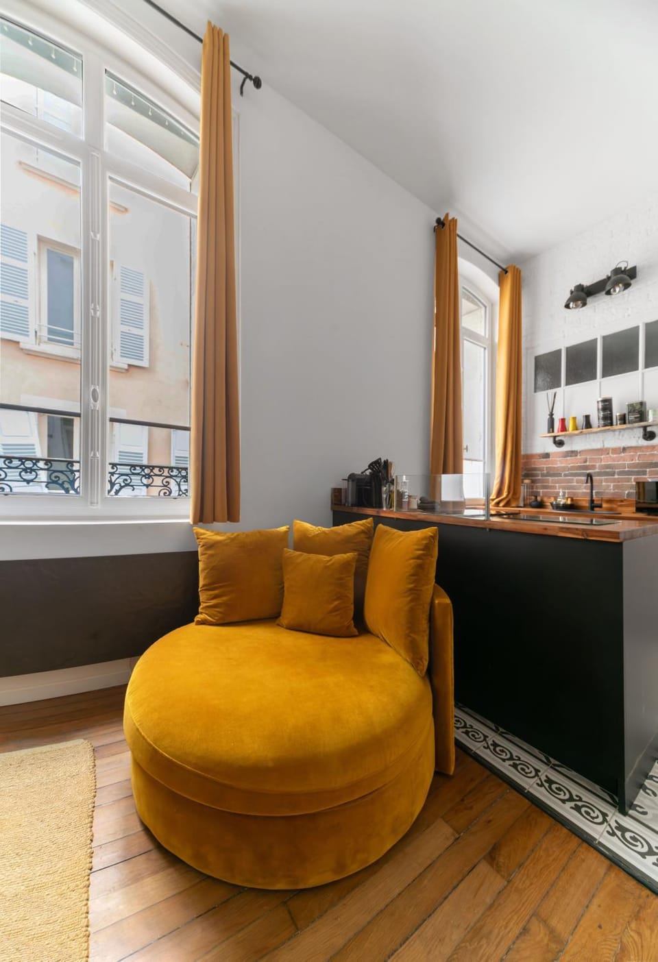 Kitchen or kitchenette, Living room, Seating area