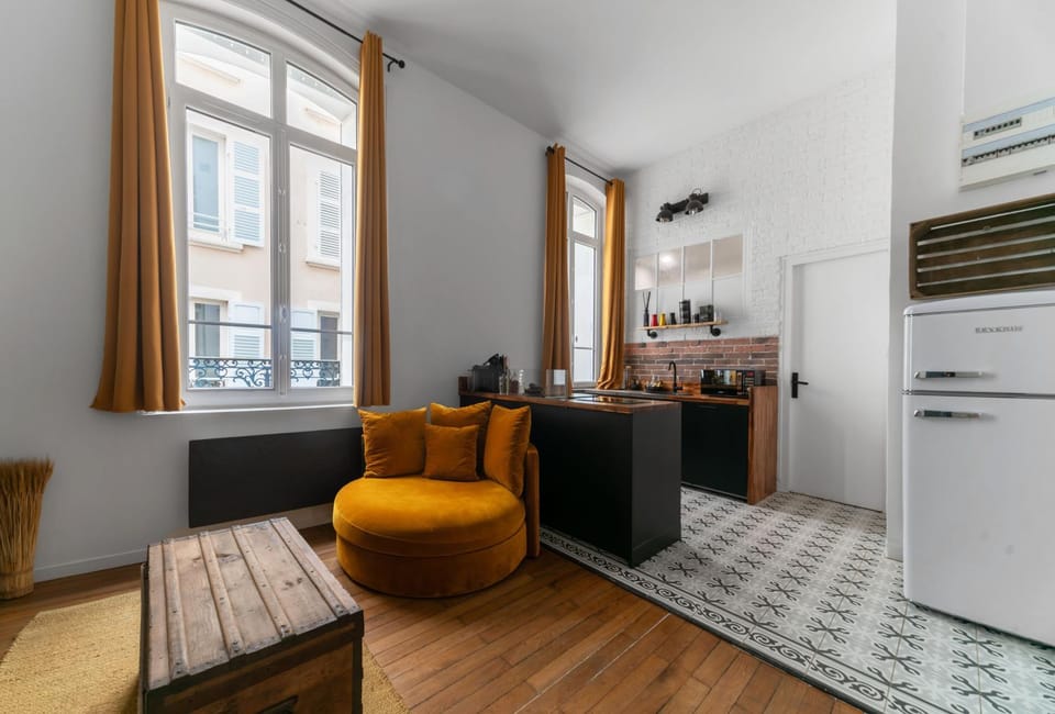 Kitchen or kitchenette, Living room, Seating area, Dining area, stove