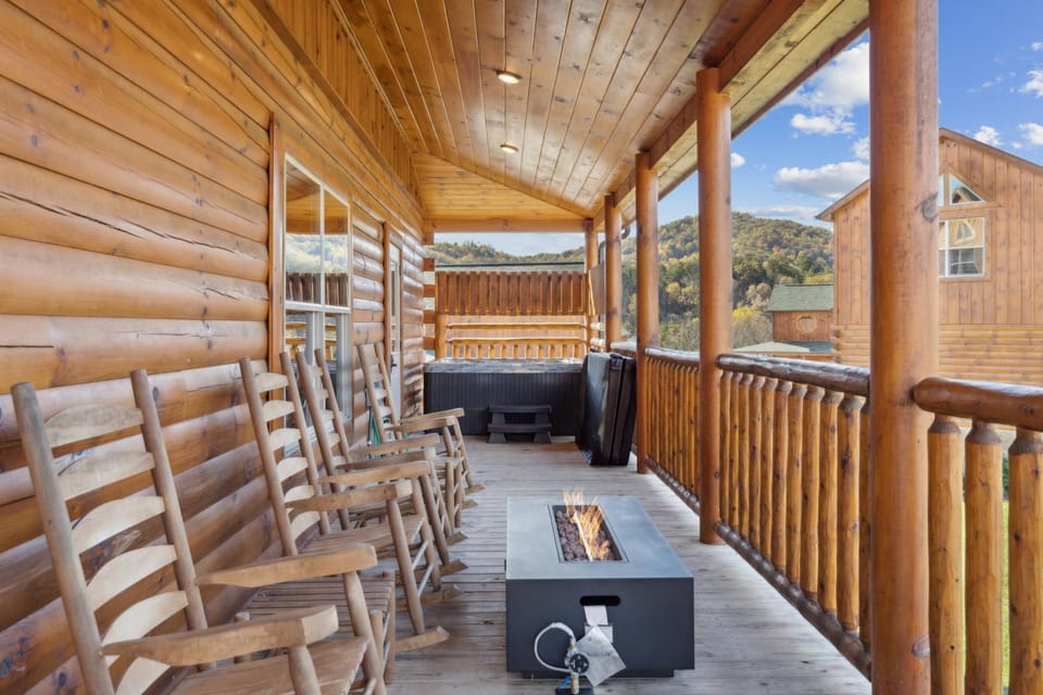 PF Plunge 4 Bedroom Cabin Private Indoor Pool Game Room Hot Tub Prime Location Cabin in Pigeon Forge