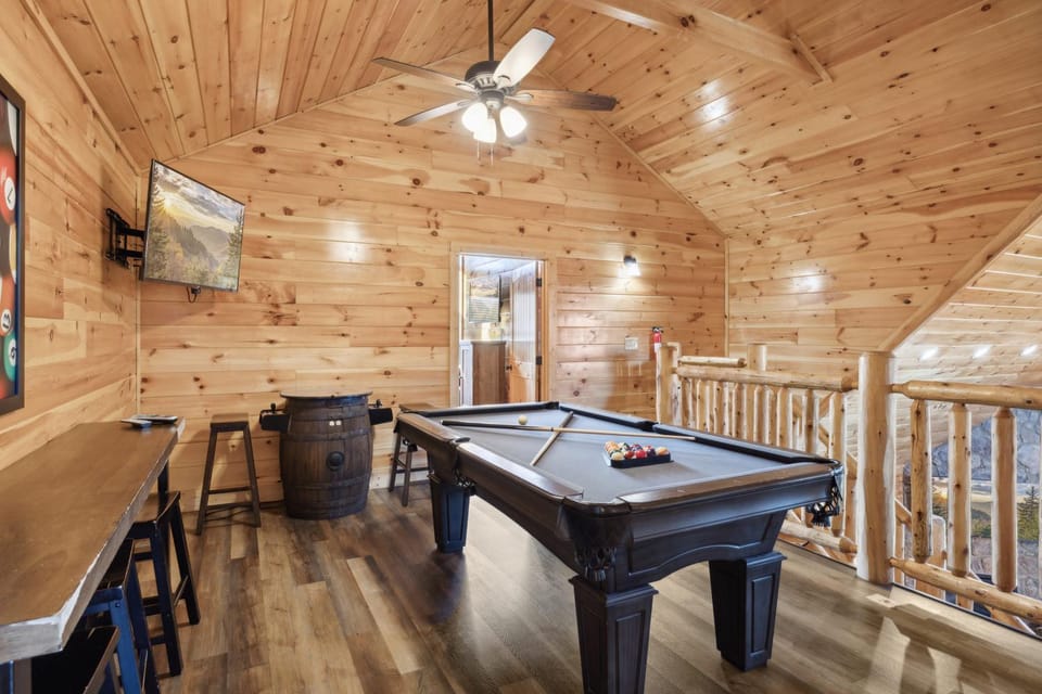 PF Plunge 4 Bedroom Cabin Private Indoor Pool Game Room Hot Tub Prime Location Cabin in Pigeon Forge