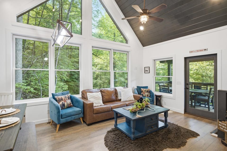Enjoy Stairway to Heaven a Modern Secluded Cabin with Hot Tub Sleeps 6 Minutes from Dollywood PF Gatlinburg Cabin in Gatlinburg