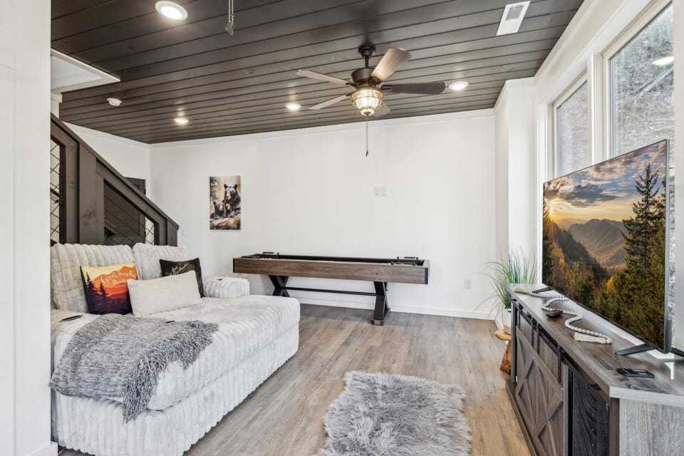 Enjoy Stairway to Heaven a Modern Secluded Cabin with Hot Tub Sleeps 6 Minutes from Dollywood PF Gatlinburg Cabin in Gatlinburg