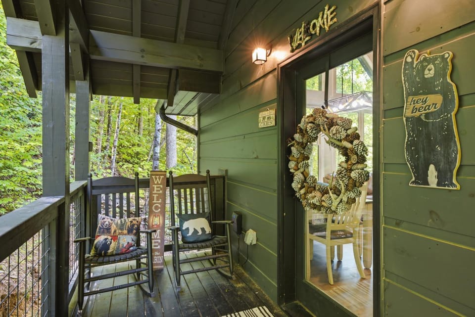 Enjoy Stairway to Heaven a Modern Secluded Cabin with Hot Tub Sleeps 6 Minutes from Dollywood PF Gatlinburg Cabin in Gatlinburg