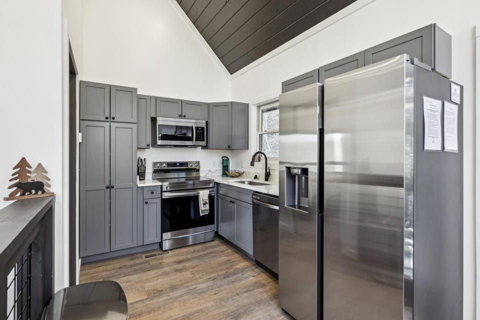 Enjoy Stairway to Heaven a Modern Secluded Cabin with Hot Tub Sleeps 6 Minutes from Dollywood PF Gatlinburg Cabin in Gatlinburg