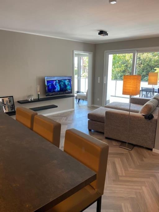 TV and multimedia, Living room, Seating area, Evening entertainment