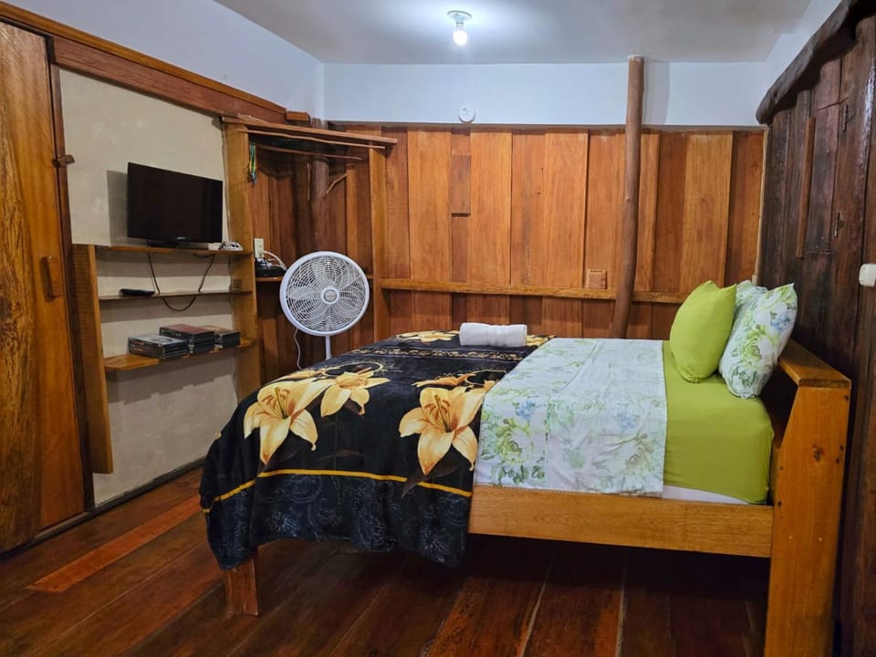 Bed, TV and multimedia, Bedroom