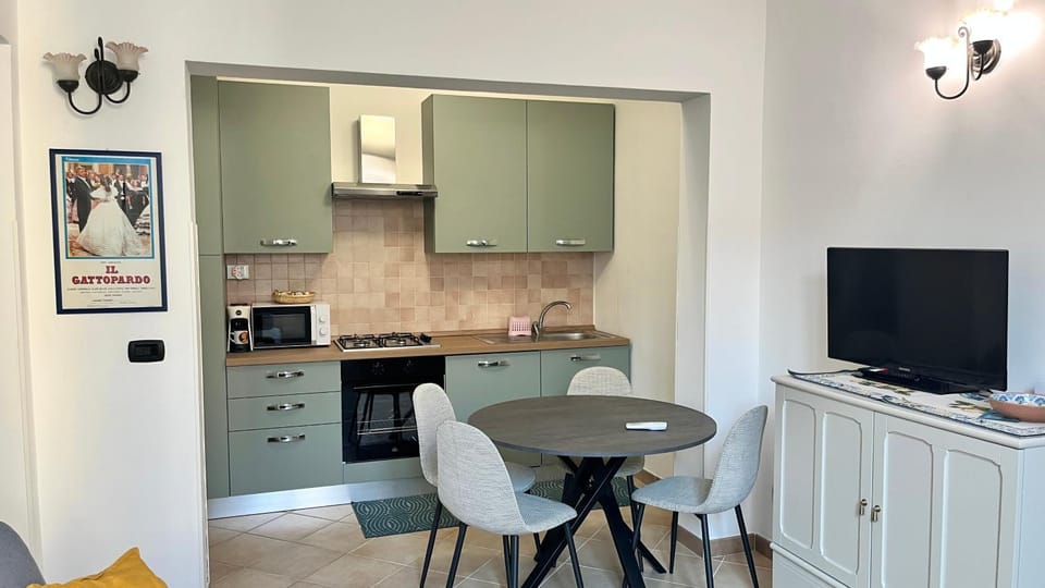 TV and multimedia, Kitchen or kitchenette, Dining area, dishwasher, oven, stove