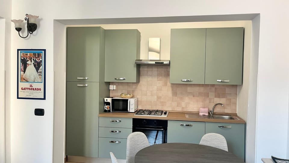 Coffee/tea facilities, Kitchen or kitchenette, Dining area, stove