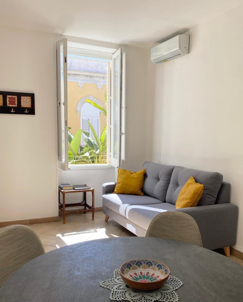Living room, Seating area, air conditioner