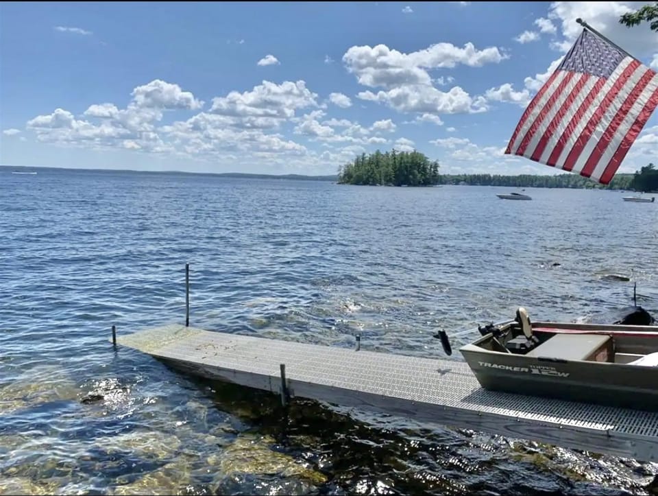 DOCKSIDE RETREAT LIMIT 14 home Villa in Sebago Lake