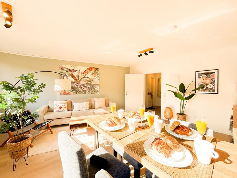 Living room, Food and drinks