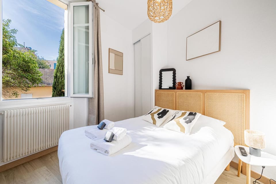 Bed, Bedroom, towels, air conditioner