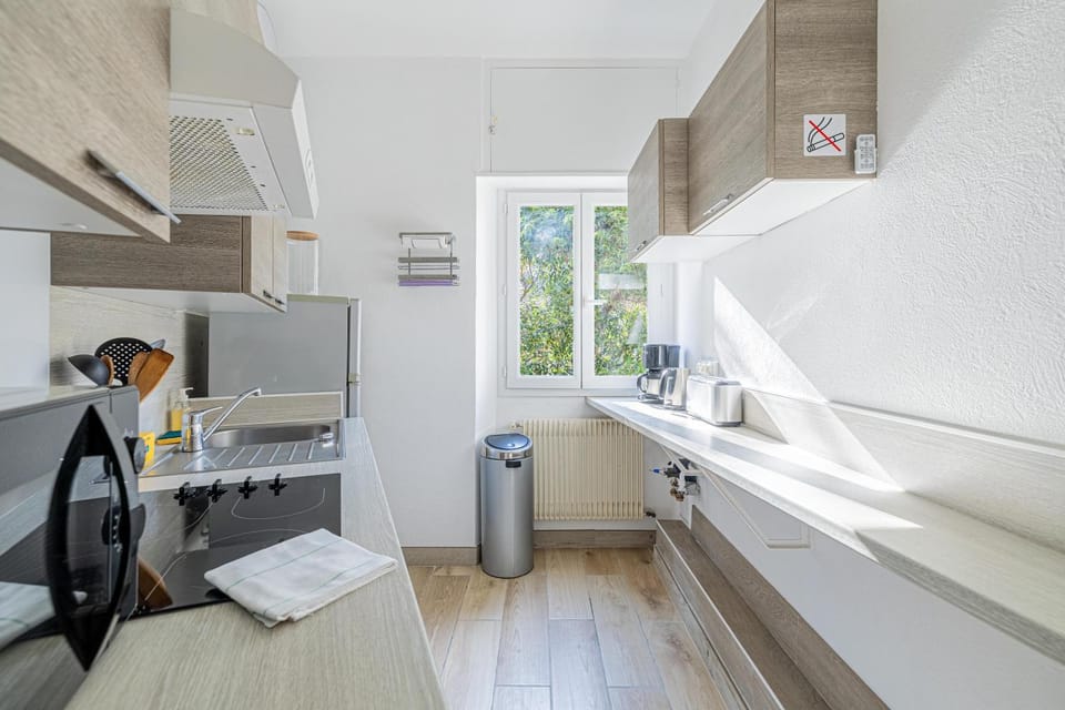 Coffee/tea facilities, microwave, oven, stove, toaster, kitchen