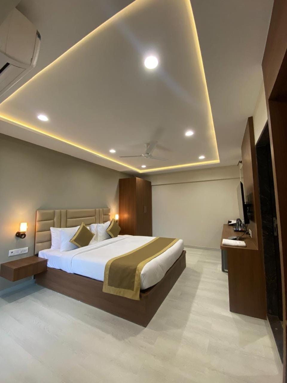 TV and multimedia, Photo of the whole room, Bedroom