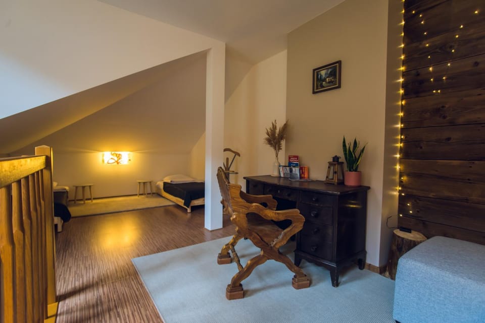 Bed, Photo of the whole room, Seating area, Bedroom