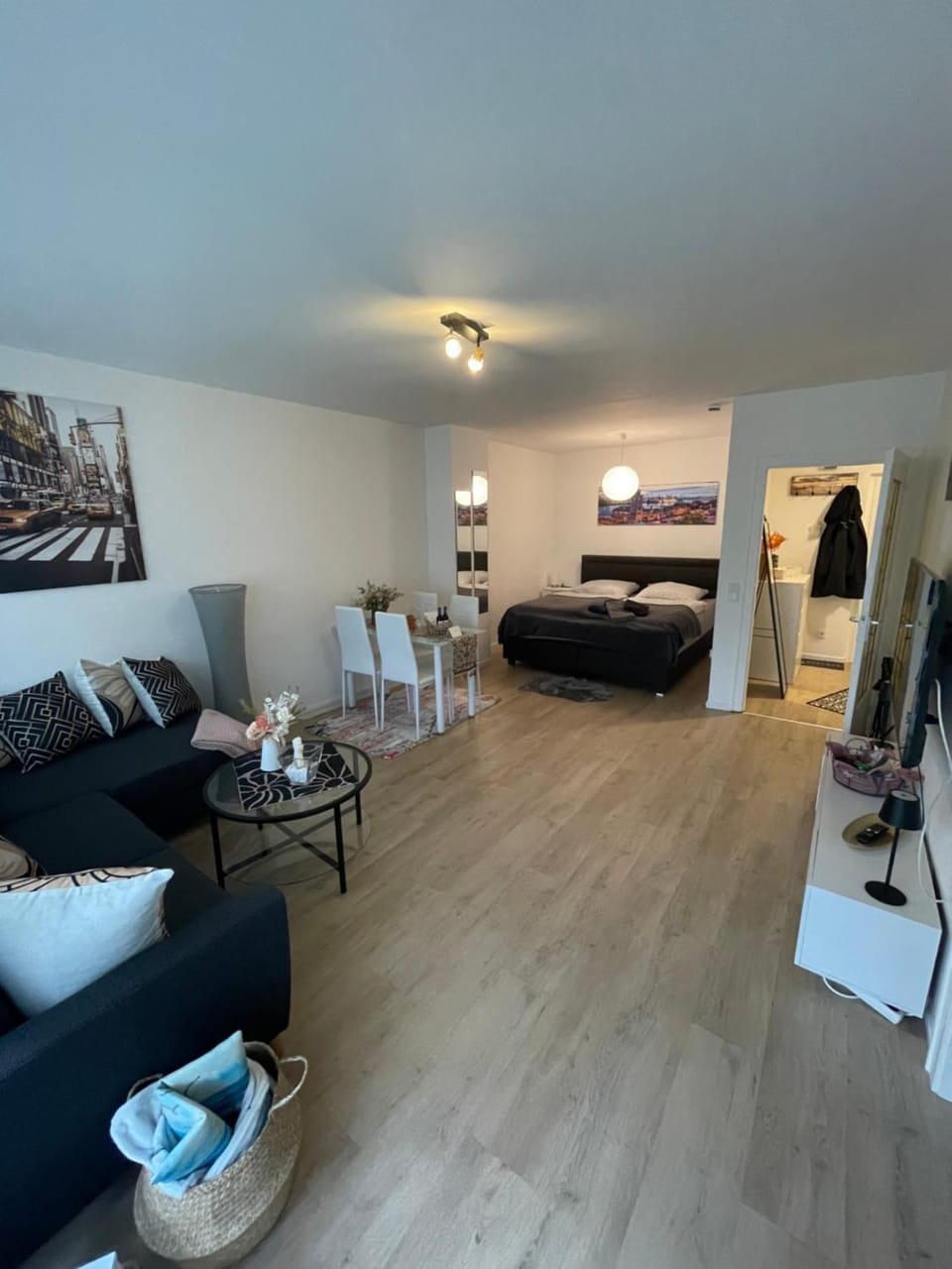 Bed, TV and multimedia, Living room, Photo of the whole room, Seating area, Bedroom