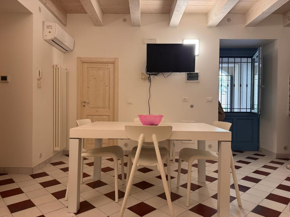 TV and multimedia, Lounge or bar, Dining area, air conditioner