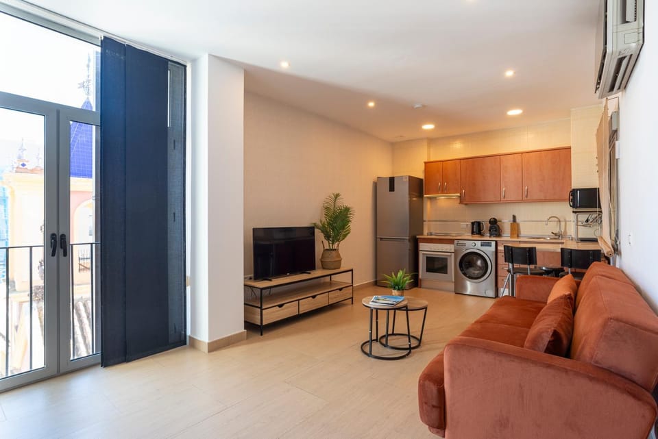 TV and multimedia, Coffee/tea facilities, Kitchen or kitchenette, Living room, Seating area, Dining area, microwave, oven, stove, washing machine, air conditioner
