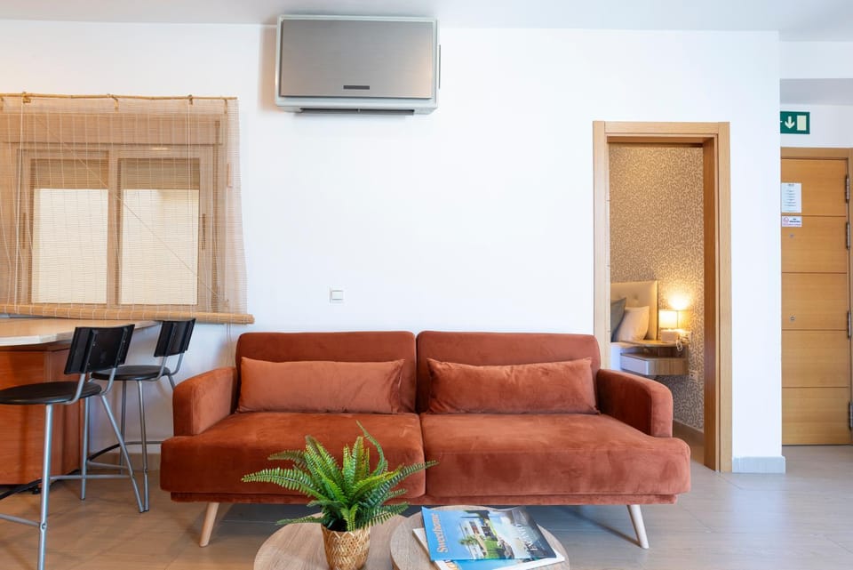 TV and multimedia, Living room, Decorative detail, Seating area, air conditioner