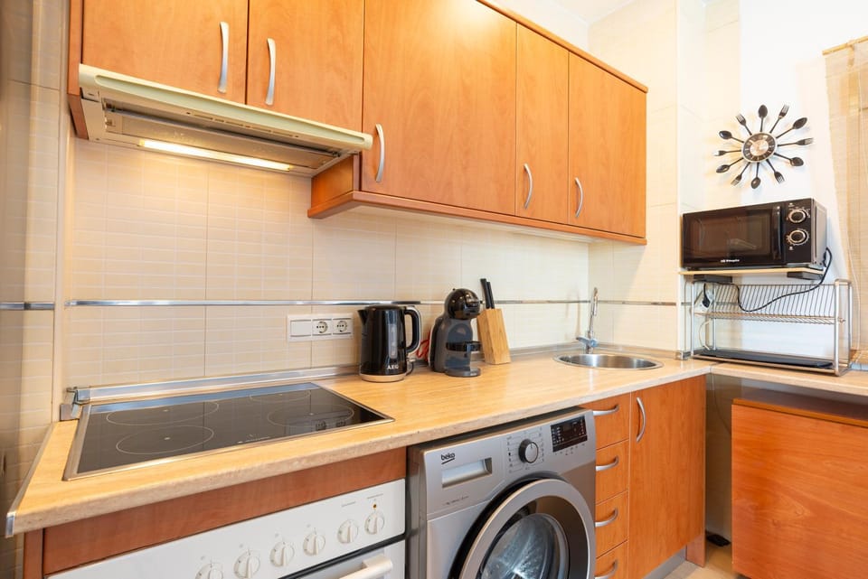 Coffee/tea facilities, Kitchen or kitchenette, microwave, oven, stove, washing machine