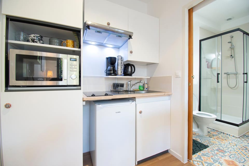 Coffee/tea facilities, Kitchen or kitchenette, stove