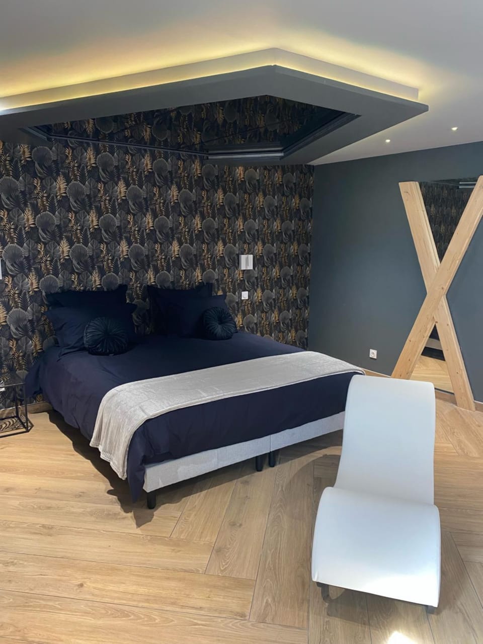 Photo of the whole room, Bedroom