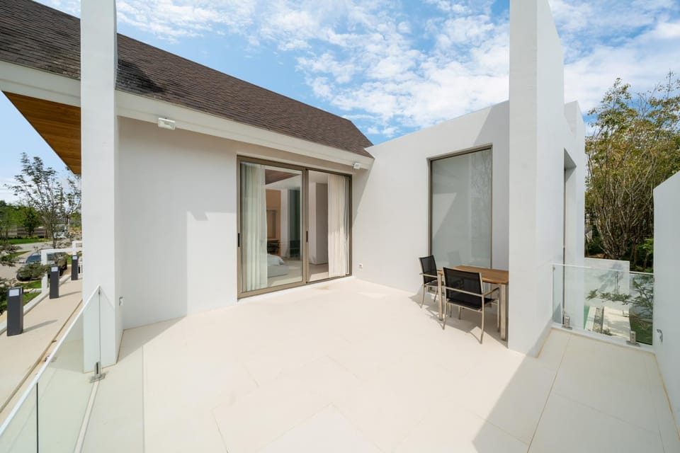 Property building, Patio, Balcony/Terrace