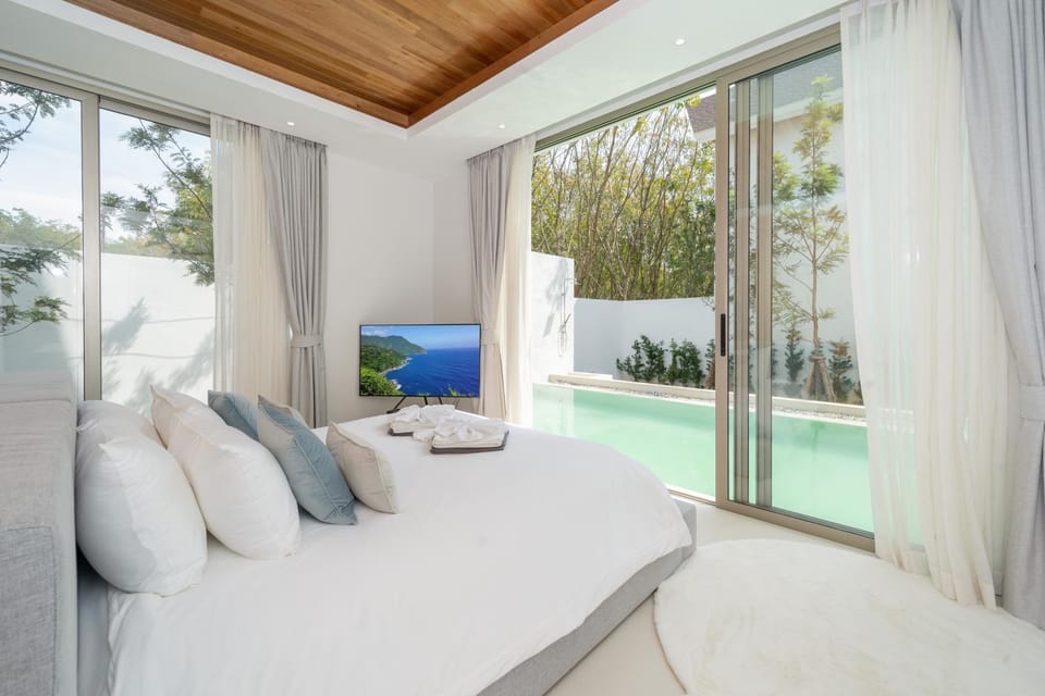 Bed, Photo of the whole room, Bedroom, Pool view, towels
