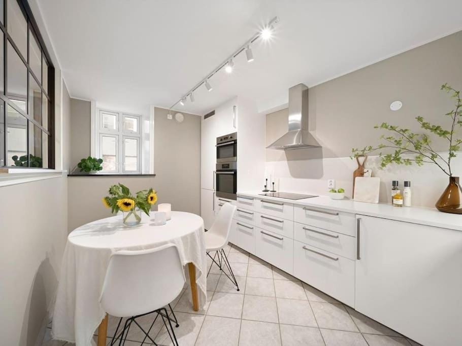 Kitchen or kitchenette, Dining area, oven