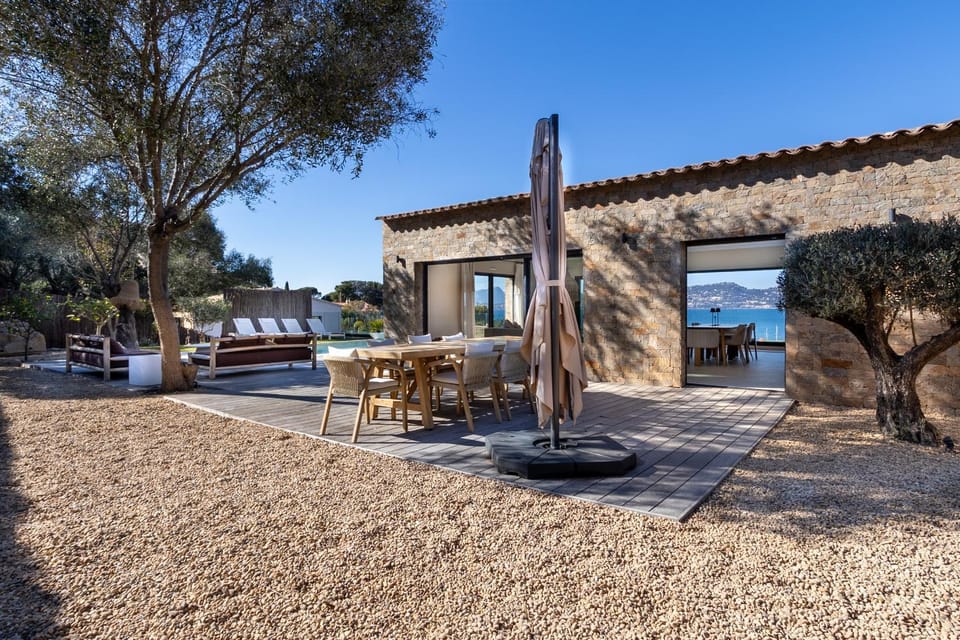 Villa PERLE DE GIENS - 100 M de la mer VUE MER Exceptionnelle Villa in Hyères
