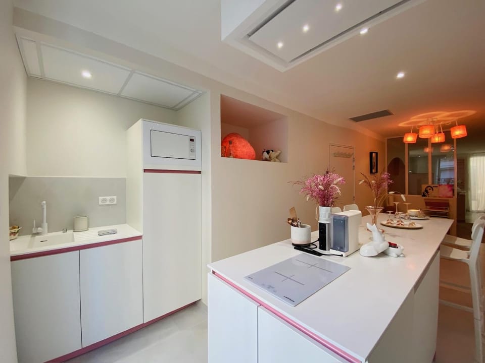 Coffee/tea facilities, Kitchen or kitchenette, Dining area, stove