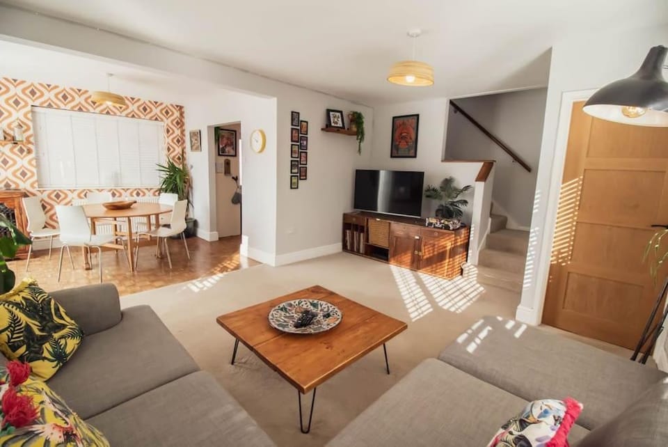 TV and multimedia, Living room, Seating area, Dining area, internet