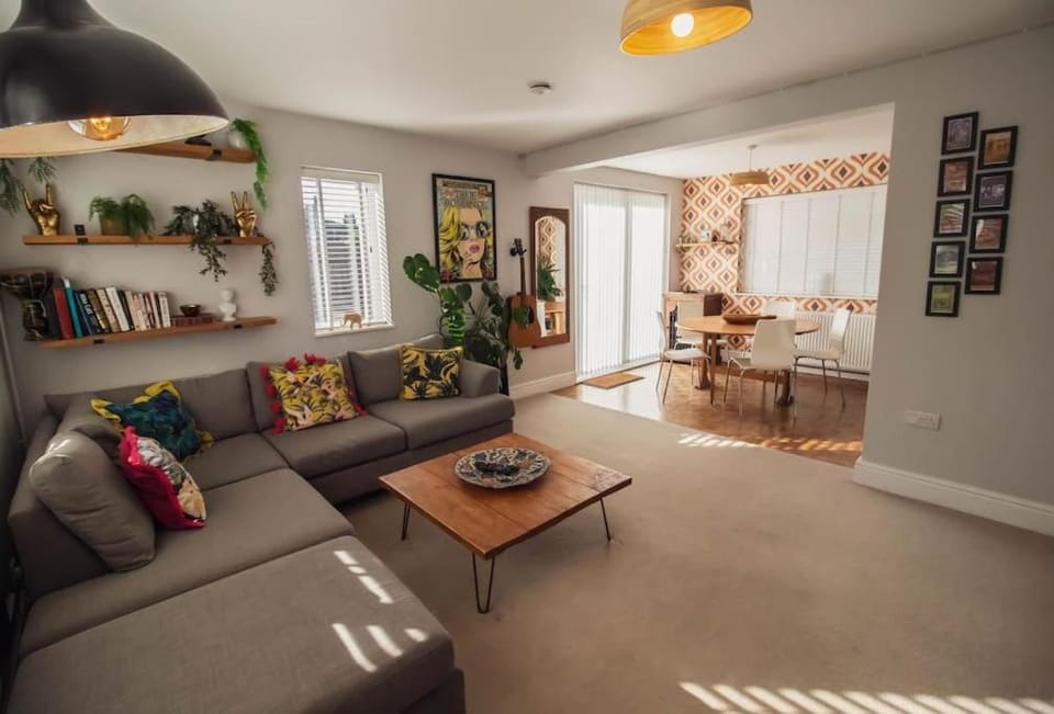 Living room, Decorative detail, Seating area, Dining area, internet