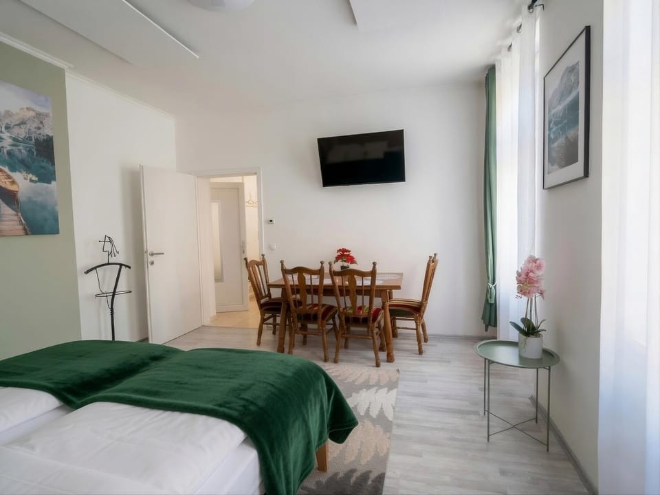 Bed, TV and multimedia, Dining area, Animals, Pets, Lunch, pet friendly, pet friendly