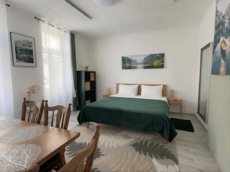 Bed, TV and multimedia, Photo of the whole room, Seating area, Dining area, Animals, Pets, pet friendly, pet friendly